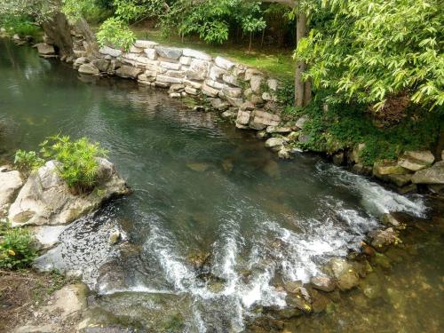 Ndol Streamside Thai Villas